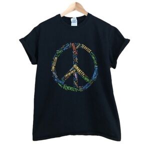 University of Wisconsin Social Work 2015 peace sign tee size medium